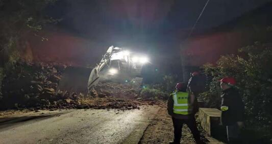 常德路桥集团广西Ｓ303怀宝至怀江界公路项目部开展九项口道路边坡塌方抢险