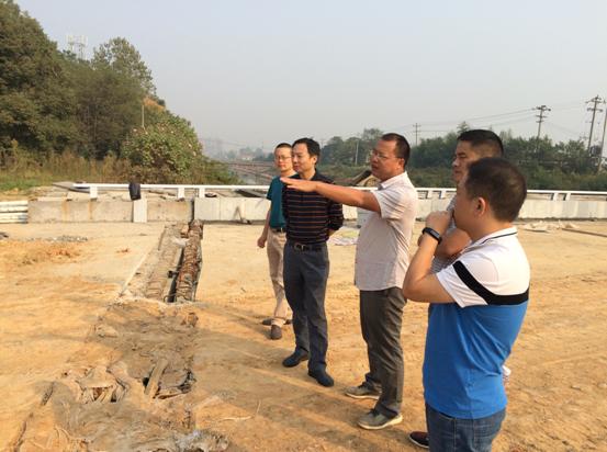 集团公司总经理裴德友到东风河桥项目检查指导工作(图1)