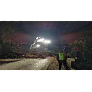 常德路桥集团广西Ｓ303怀宝至怀江界公路项目部开展九项口道路边坡塌方抢险