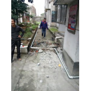 厚德公司物业办日夜组织施工为住户恢复供水