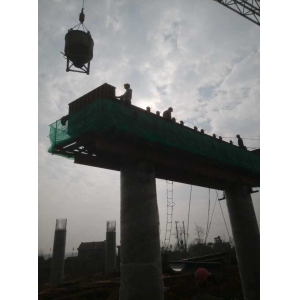 G319、G207常德城区段改线工程A合同段成功浇筑枉水大桥首片盖梁